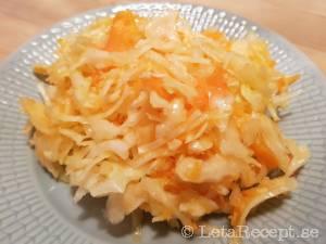 Vitkålssallad med morötter recept
