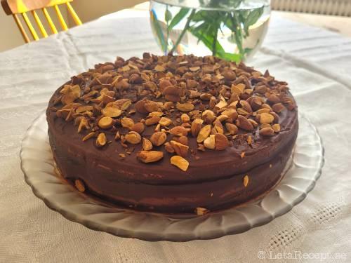 Recept på chokladtårta med grädde och rostad mandel Chokladtårta med grädde och rostad mandel