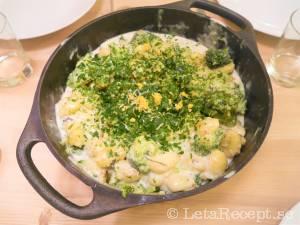 Gnocchi med ostsås och broccoli