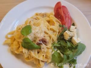 Pasta med kyckling, grädde och soltorkade tomater recept