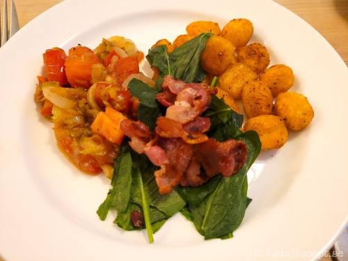 Ugnsrostad gnocchi och bacon med grönsaker